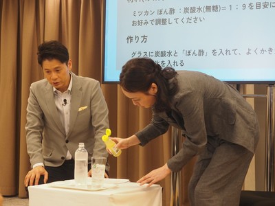 中埜社長、石井アナのために「ぽん酢サワー」を作成