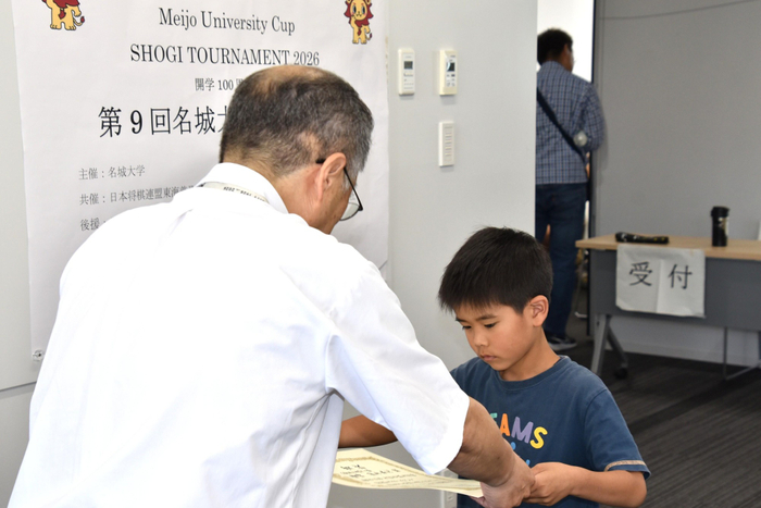 大野副学長から表彰状を手渡される優勝者