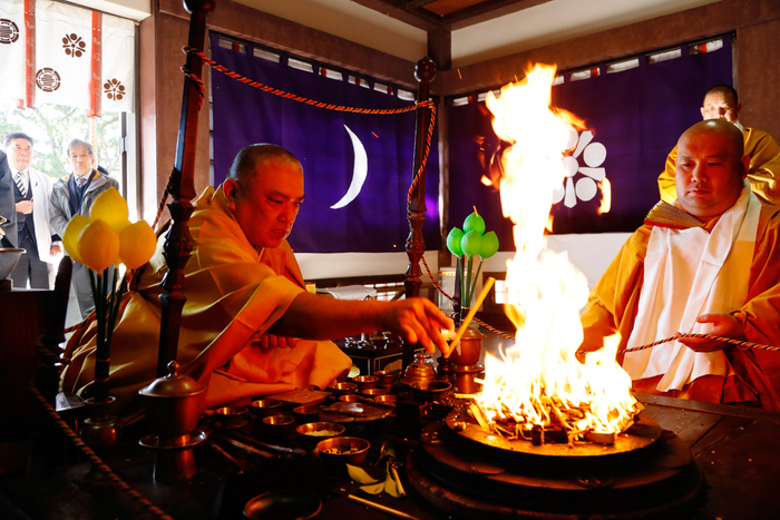 真司に続いて護摩祈祷が行われます。