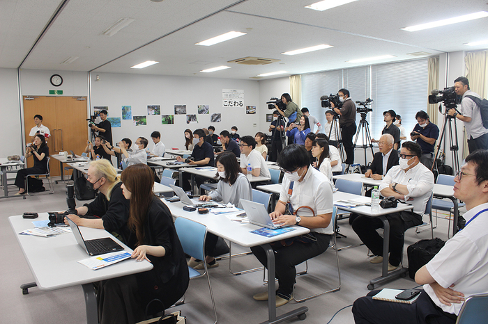 会場には約20のテレビ・新聞・通信各社が駆け付けました