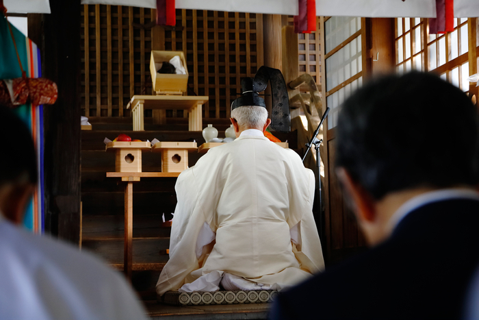 祝詞をあげる相良神社宮司。