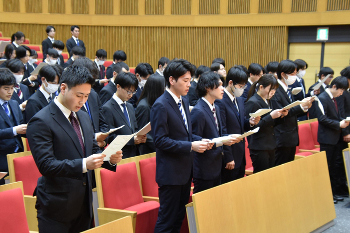 学歌を斉唱する学生たち