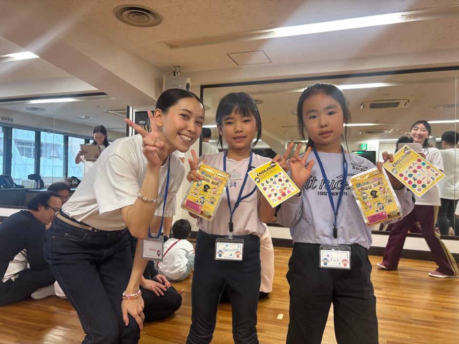 BINGOに当選して景品をもらえたお子様とフィリピン人教師