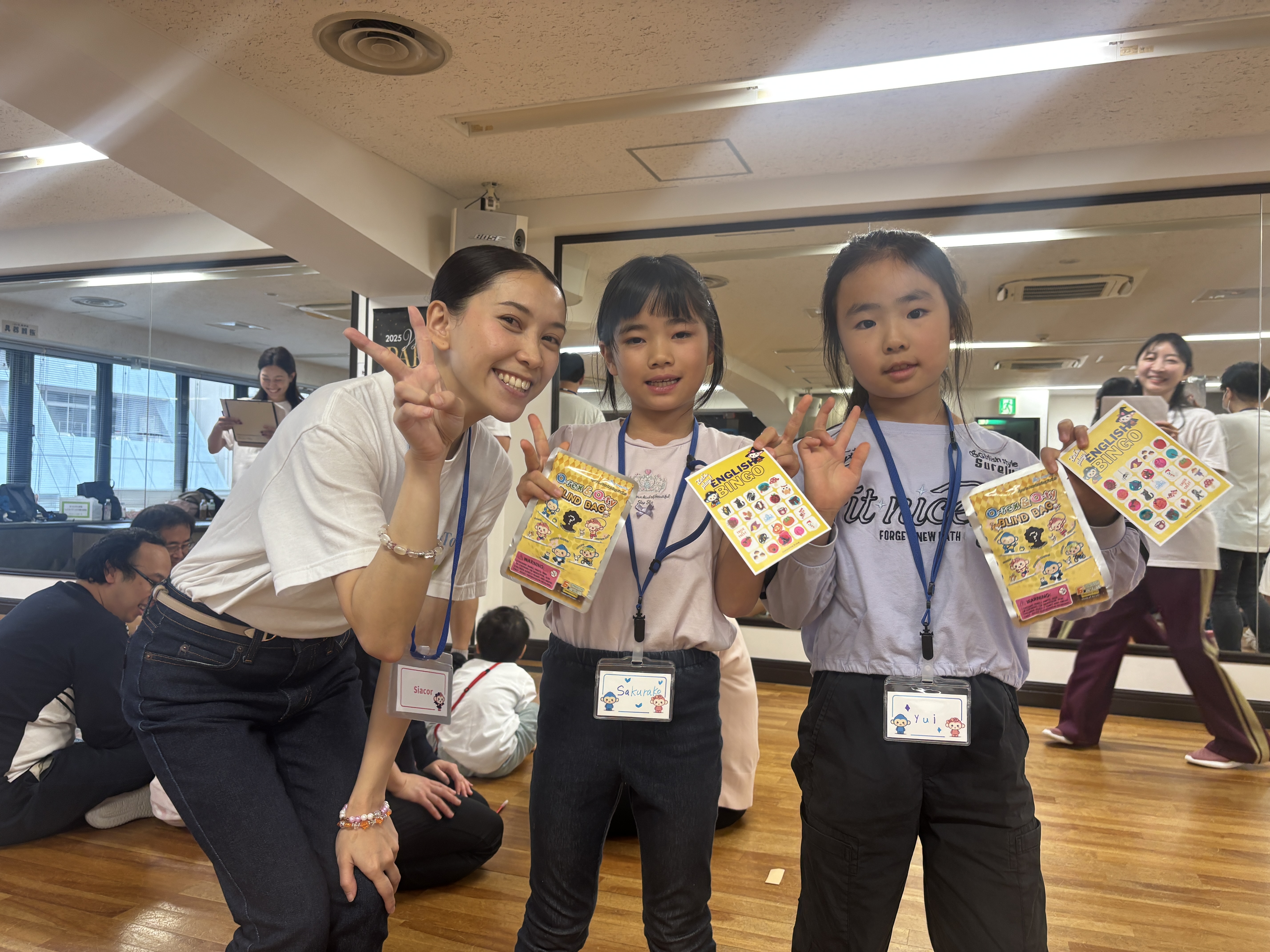 BINGOに当選して景品をもらえたお子様とフィリピン人教師