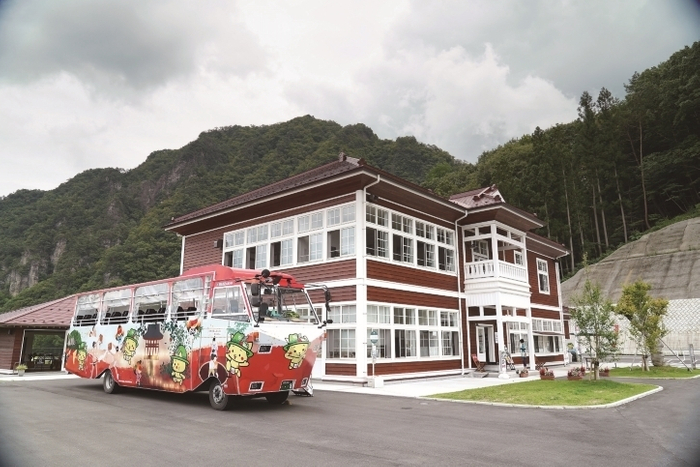 八ッ場湖の駅丸岩と水陸両用バス