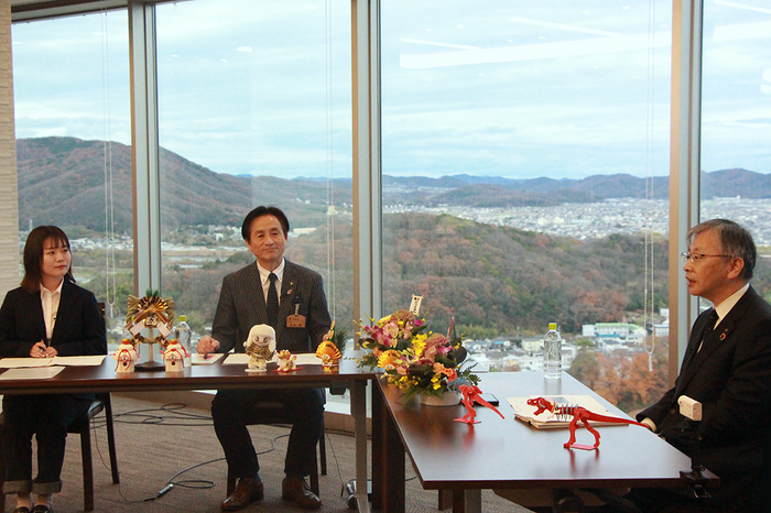 座談会に出席した(左から)高橋さん、大舌市長、平野学長