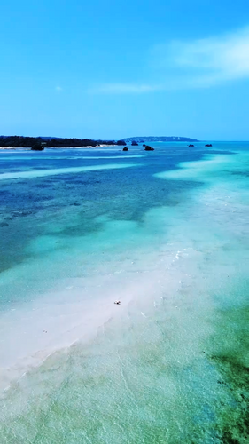 干潮時にだけ現れる「うむいの浜」（沖縄県名護市／提供：株式会社Okivis）