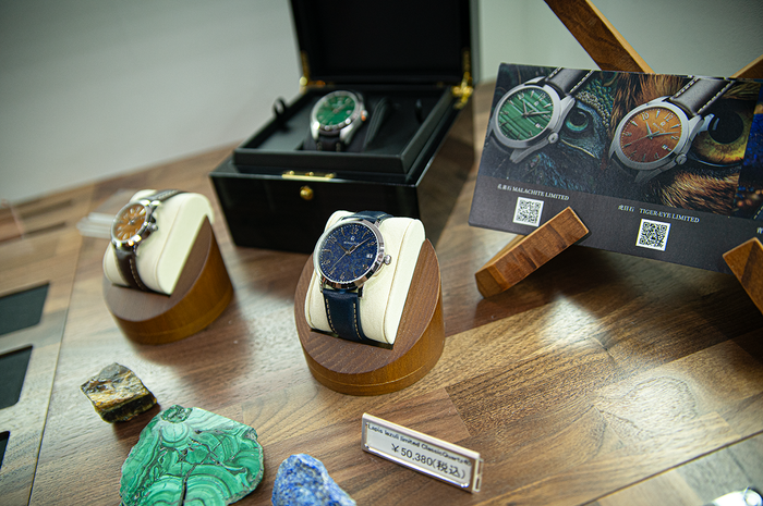 鉱石の文字盤で作られた腕時計