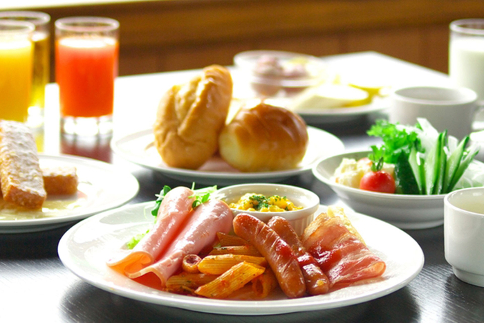 和洋豊富な朝食バイキング。焼きたてパンケーキも人気