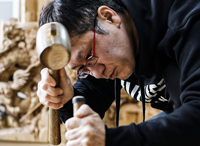だんじり彫刻をする前田暁彦氏