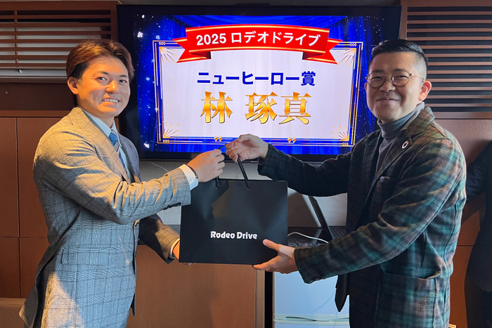 副賞のロレックス サブマリーナーを受け取る林選手