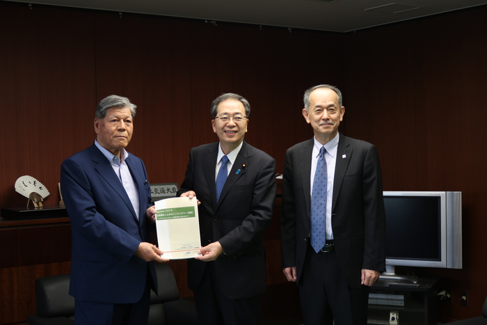 谷口会長から斉藤大臣へ提言書の手交を行いました。(左より谷口博昭第109代土木学会会長、斉藤鉄夫国土交通大臣、屋井鉄雄土木学会副会長)