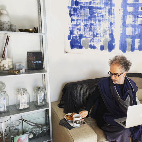 ［パターン1］見るアートとして　約130cm&times;150cmの大きな作品は、シンプルな白い壁に飾るだけでもお部屋の雰囲気がガラリと変わります。