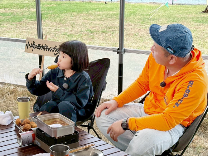 ビーフカツを試食する永尾柚乃（右は西村瑞樹）