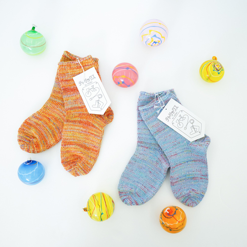 綿糸2本、キラキラかすり糸、和紙糸の計4本で編まれたオリジナルくつ下