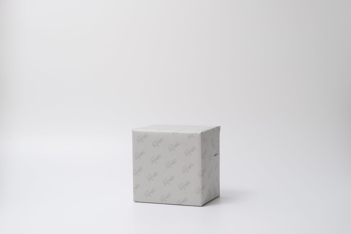 桐箱や紙袋をご利用のお客様には、包装紙にてお包みいたします。