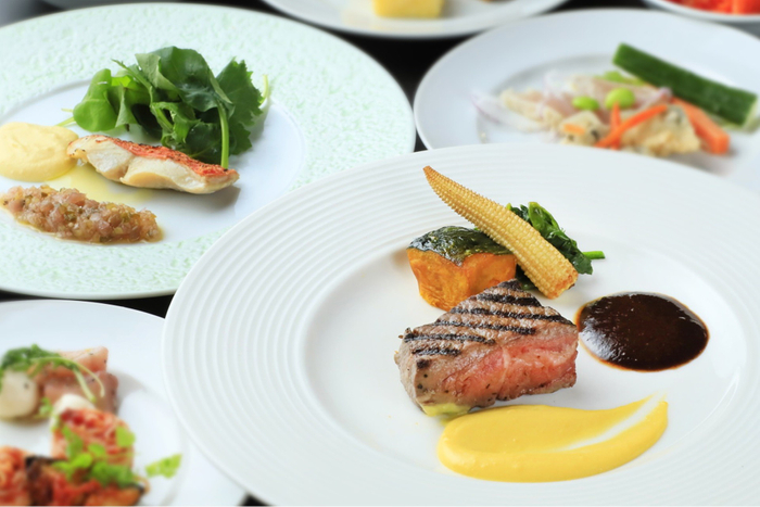 ドゥミ（ハーフ）ビュッフェ スタイルのお食事