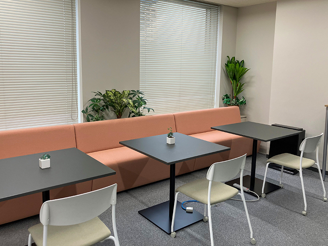 社員同士の交流の場としても利用できるリフレッシュスペース