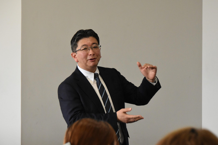 講師のH.U.グループホールディングス取締役 北村氏