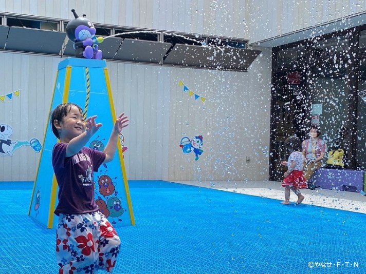 ばいきんまんがみんなに水をかけてくる！
