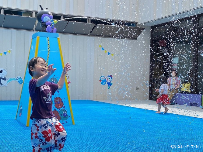 ばいきんまんがみんなに水をかけてくる！