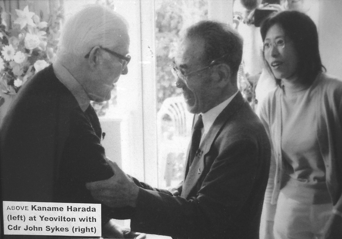 2001年8月6日、コロンボ上空で原田氏に撃墜されるも奇跡的に命をとりとめたジョン・サイクス氏(左)と59年ぶりに再会し喜ぶ原田氏(右) 英国ドーセット州のサイクス氏の自宅にて 305頁