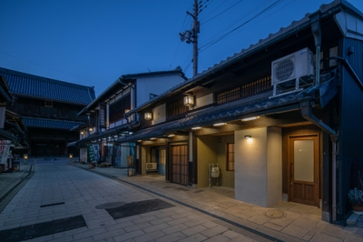 表参道棟、薄暮の時。大通寺を初めとした「他力」の包容力も継承している200年続く町屋