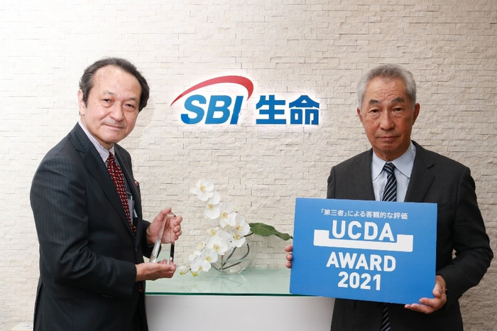 左から、SBI生命:代表取締役社長 小野尚、UCDA:在間稔允理事長