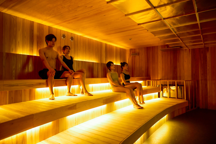 最大22名で入れる大迫力のサウナ&rdquo;騒&rdquo;。大画面の映像と大音量の音を楽しみながら入れるサウナは当施設の看板。