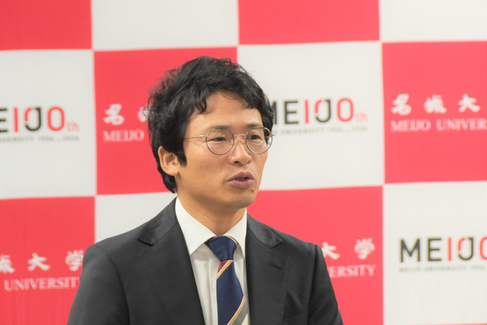 外国語学部で国際協力論を担当する宮下大夢准教授