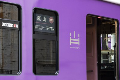 出入口横のガラス一体型LCD案内表示器