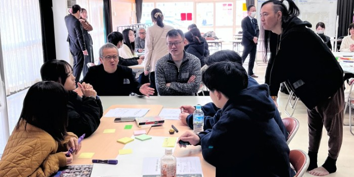 空き家の改修・活用に向けた地域住民・企業・学生によるワークショップの様子