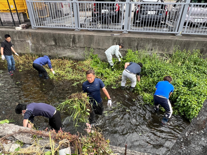 2025年5月清掃活動写真　ホタルが&ldquo;住みたい&rdquo;と思える川にしたい