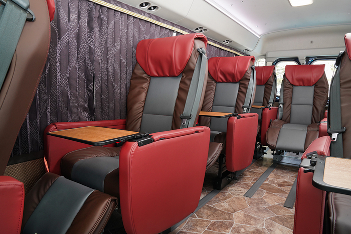 各座席はレザー仕様。専用テーブル、フットレスト、 レッグレスト完備で快適な空間をお届けします