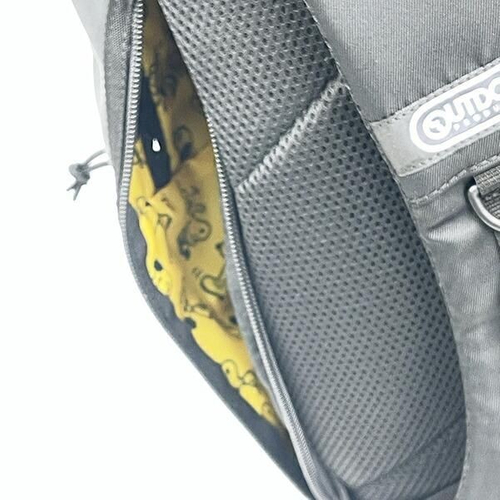 スヌーピーのクールな雰囲気のブラックのバッグ