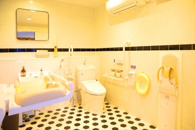 ▲空調の効いた清潔感あるお手洗い。多目的トイレも完備