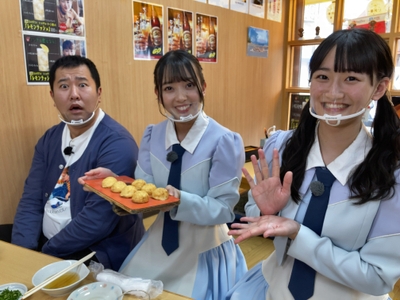 （左から）とにかく明るい安村・石田みなみ（STU48）・信濃宙花（STU48）