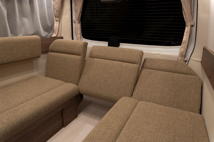 レクビィ　プラス　リビン後部リクライニング