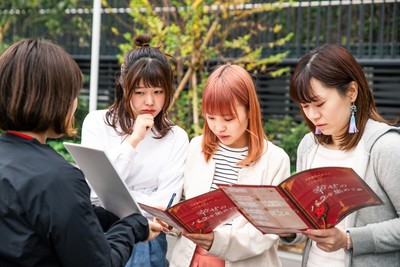 地域の様々な場所を謎解きで巡る様子