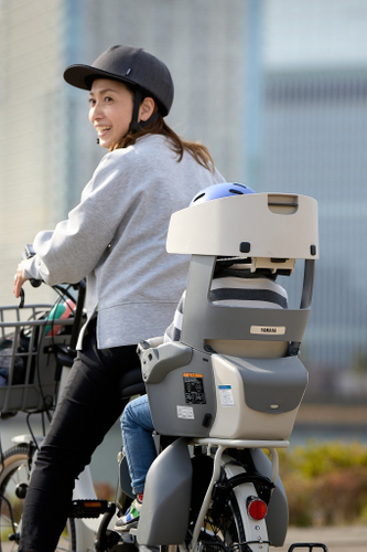 親のヘルメット試着風景