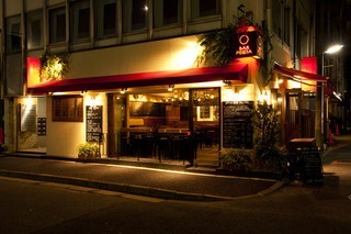 新宿御苑の風を感じながら開放感ある店内