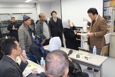 山本准教授(右端)から好適環境水の説明を受けるインドネシア訪日団メンバー