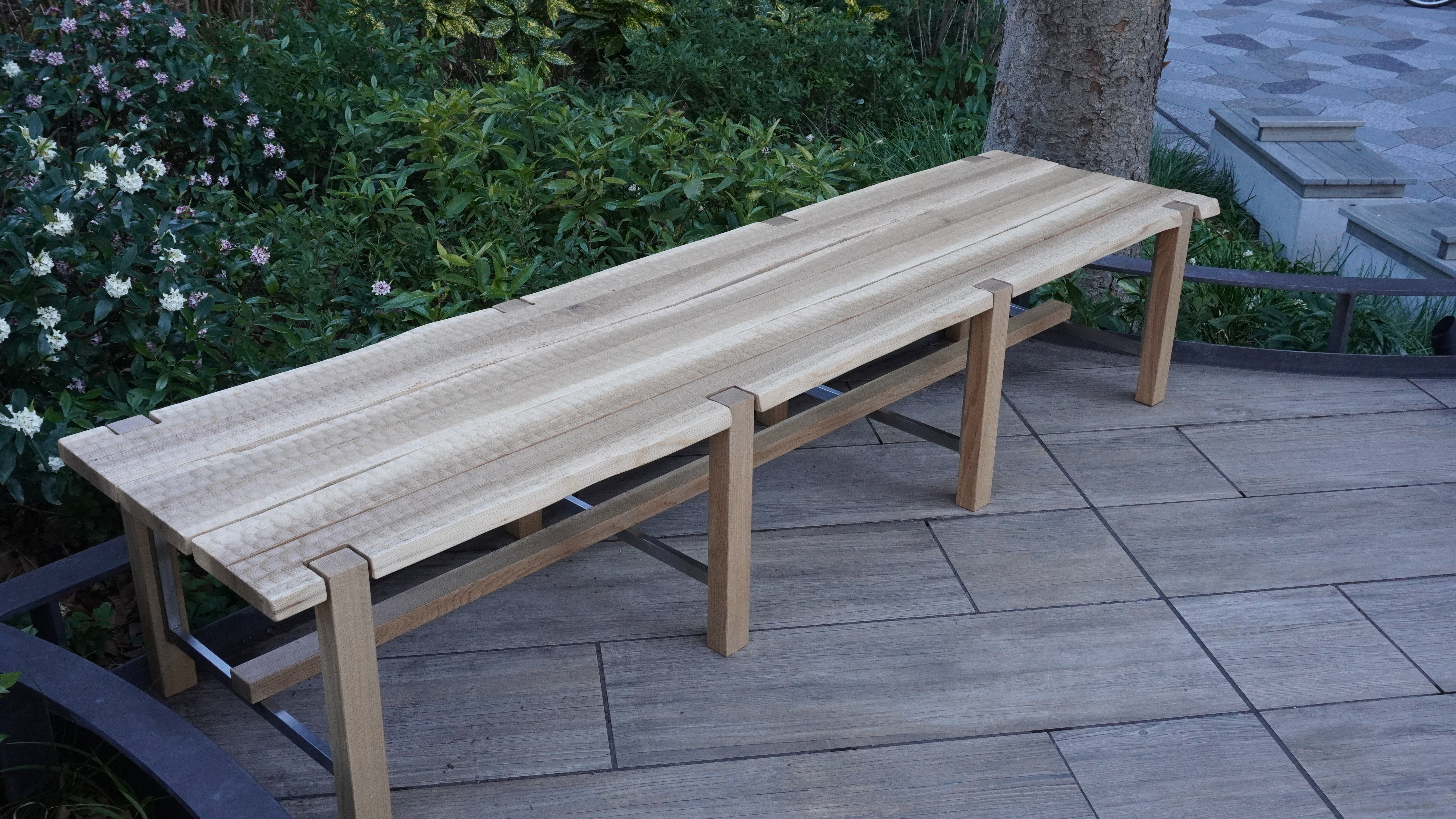 設置された東川町産の木工ベンチ