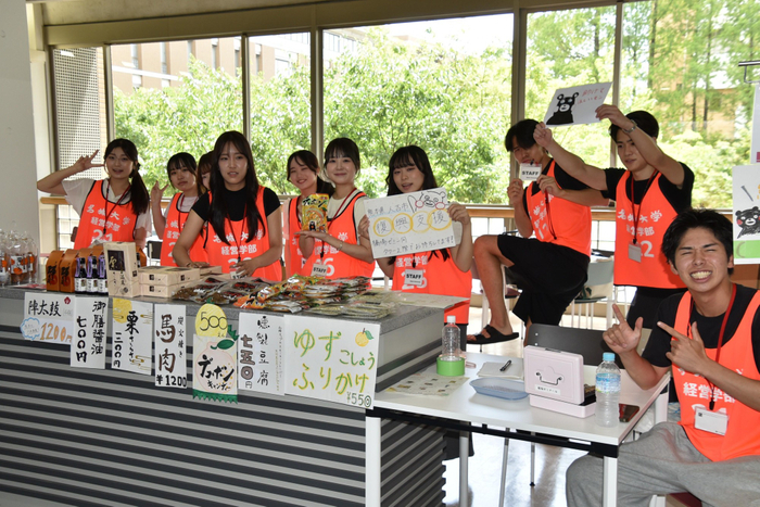経営学部生による災害復興支援のチャリティ販売