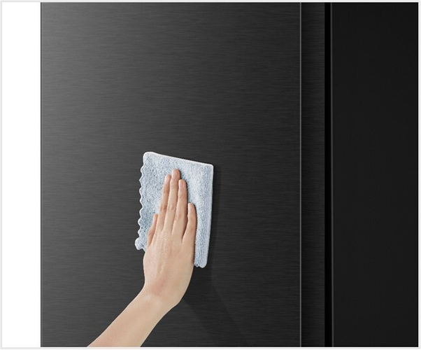 美しいヘアーライン仕上げの金属ドア