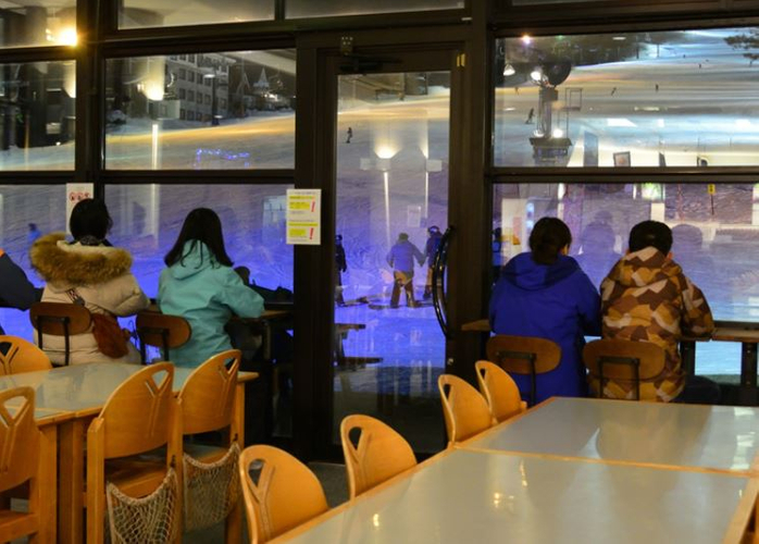 ゲレンデ前のレストランで休憩も可能。