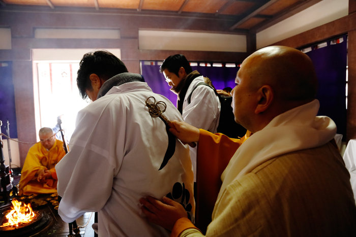 お一人ずつ祈願いたします。