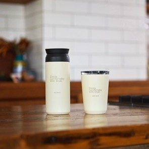 KINTO別注 左：トラベルタンブラー &yen;4,180 (Tax In) 右：To Go タンブラー &yen;4,400 (Tax In)