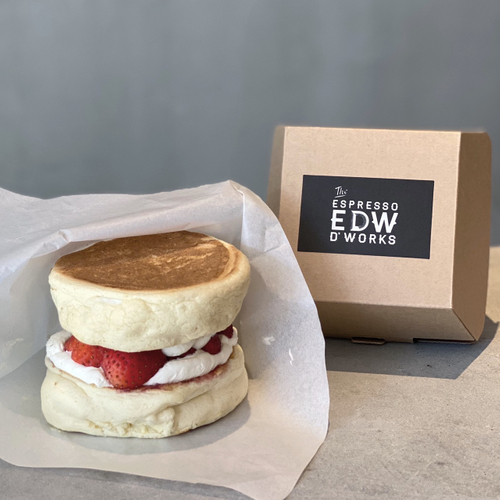 苺とマスカルポーネのパンケーキバーガー