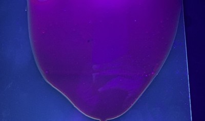 暗所においての、紫外線照射下での量子ドットフィルム